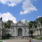 Dolmabah�e Sarayı - the gate