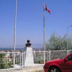 Atat�rk statue and Turkish flag